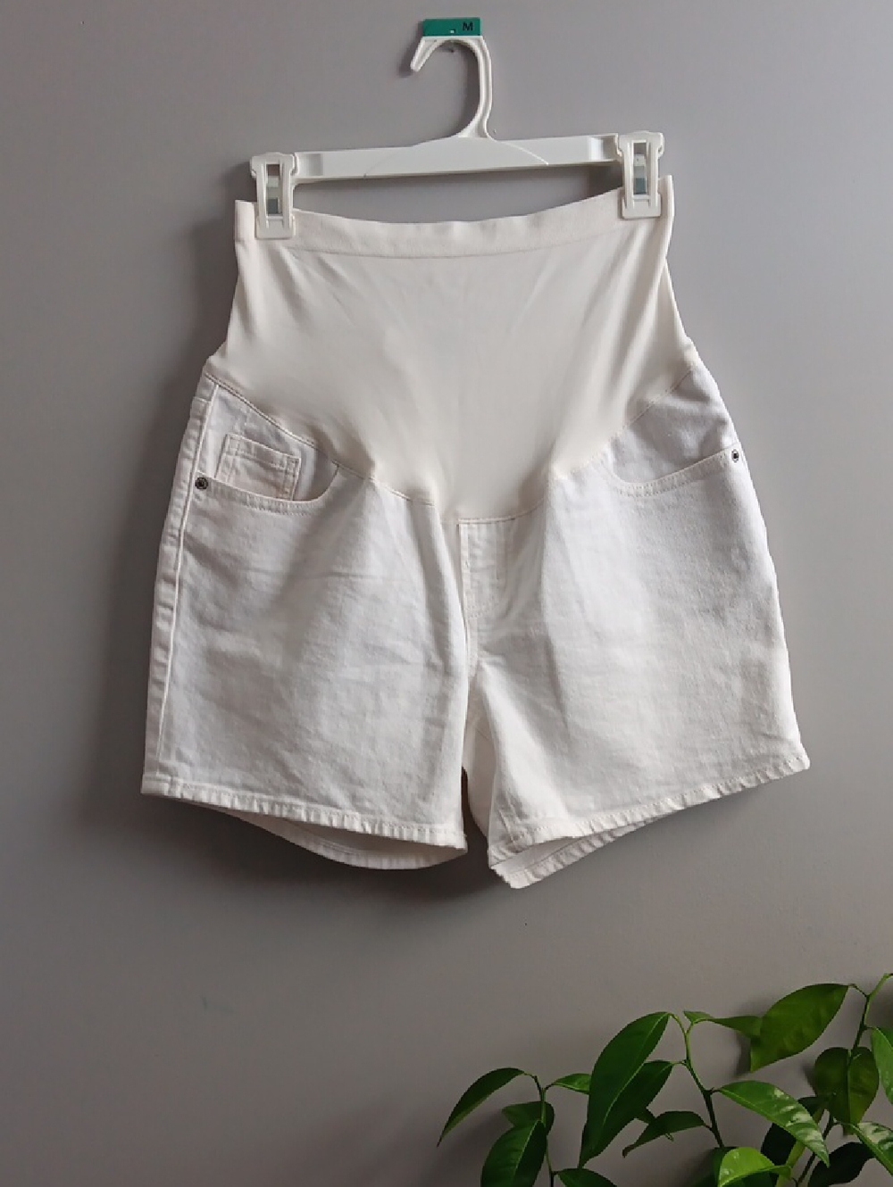 Old Navy Maternity White Jeans Shorts - Size 8
